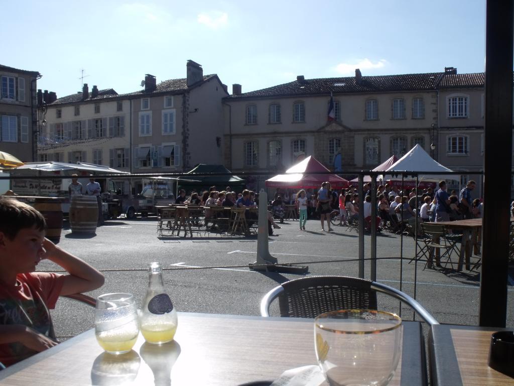 Camping Des Ribieres Confolens Exterior photo